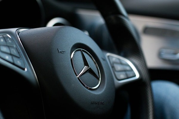 What's the Best Approach to Upgrading the Infotainment System in an Older Mercedes-Benz C-Class?
